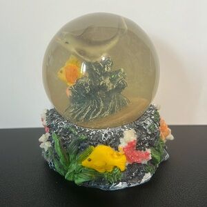 Vintage‎ Underwater Dolphin Snow Globe